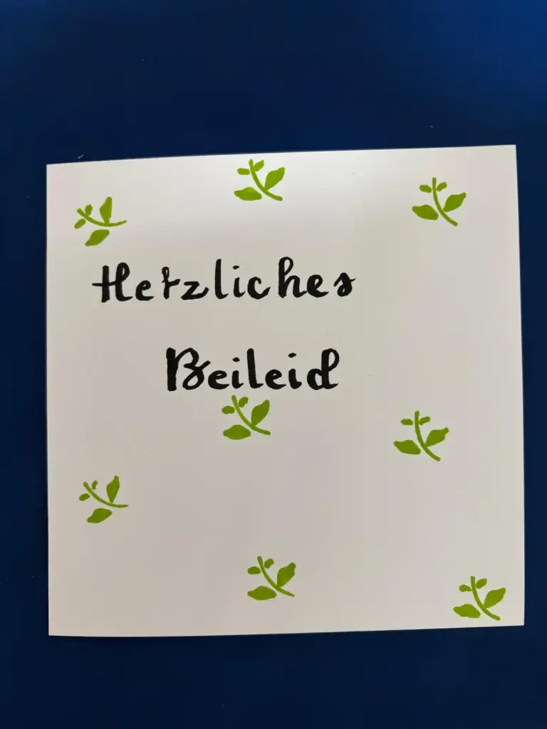 Trauerkarte mit grünen Blüten