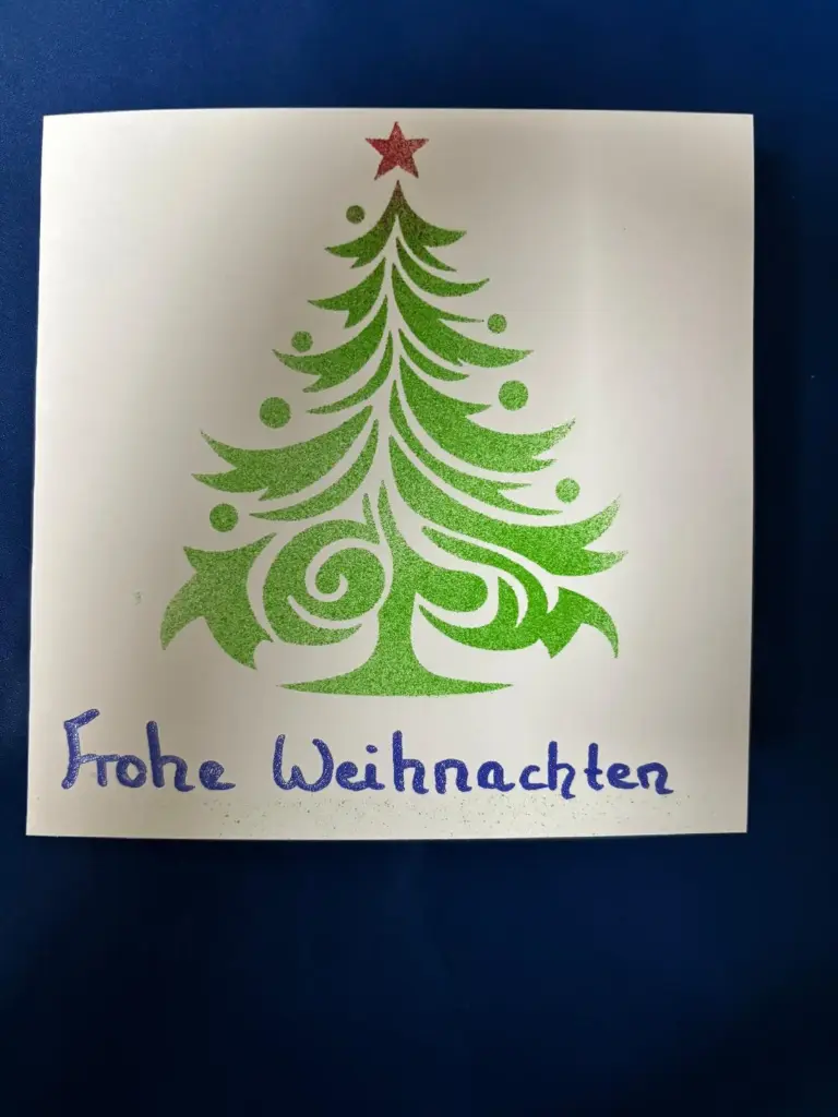 Weihnachtskarte mit grünem Tannenbaum