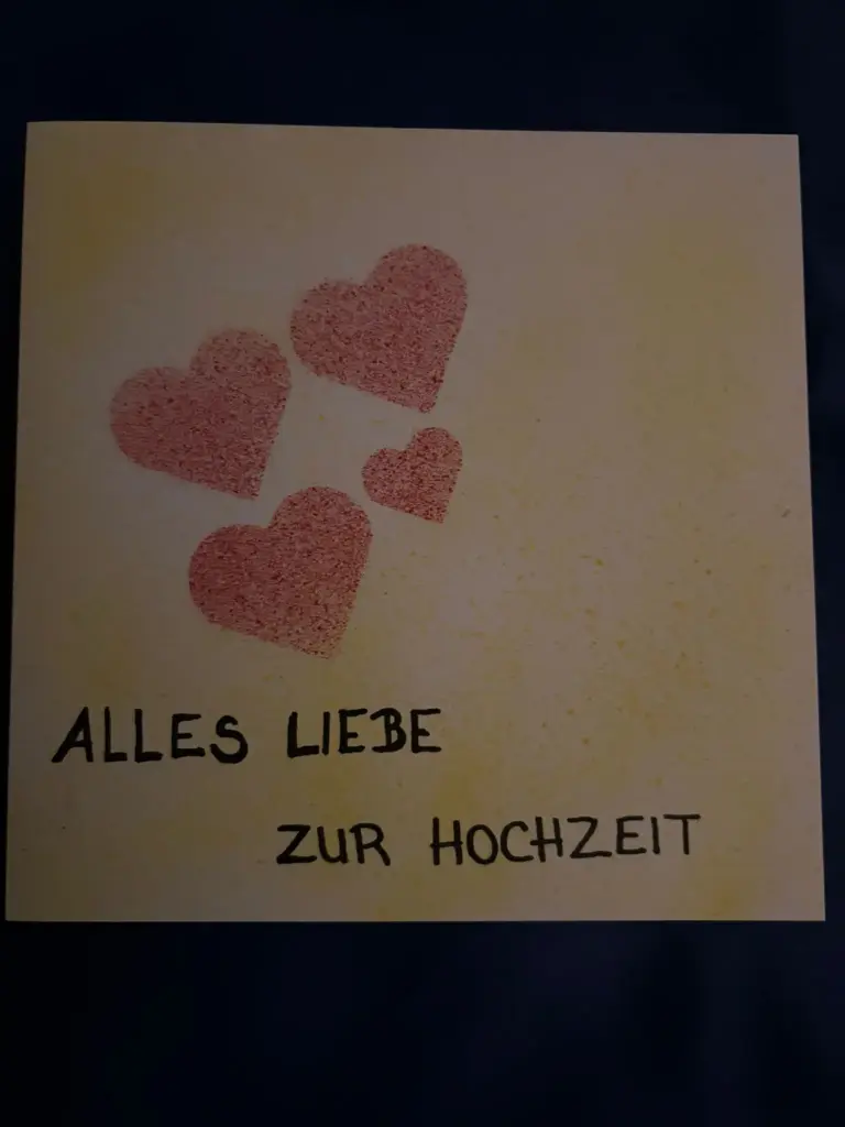 Hochzeitskarte mit roten Herzen