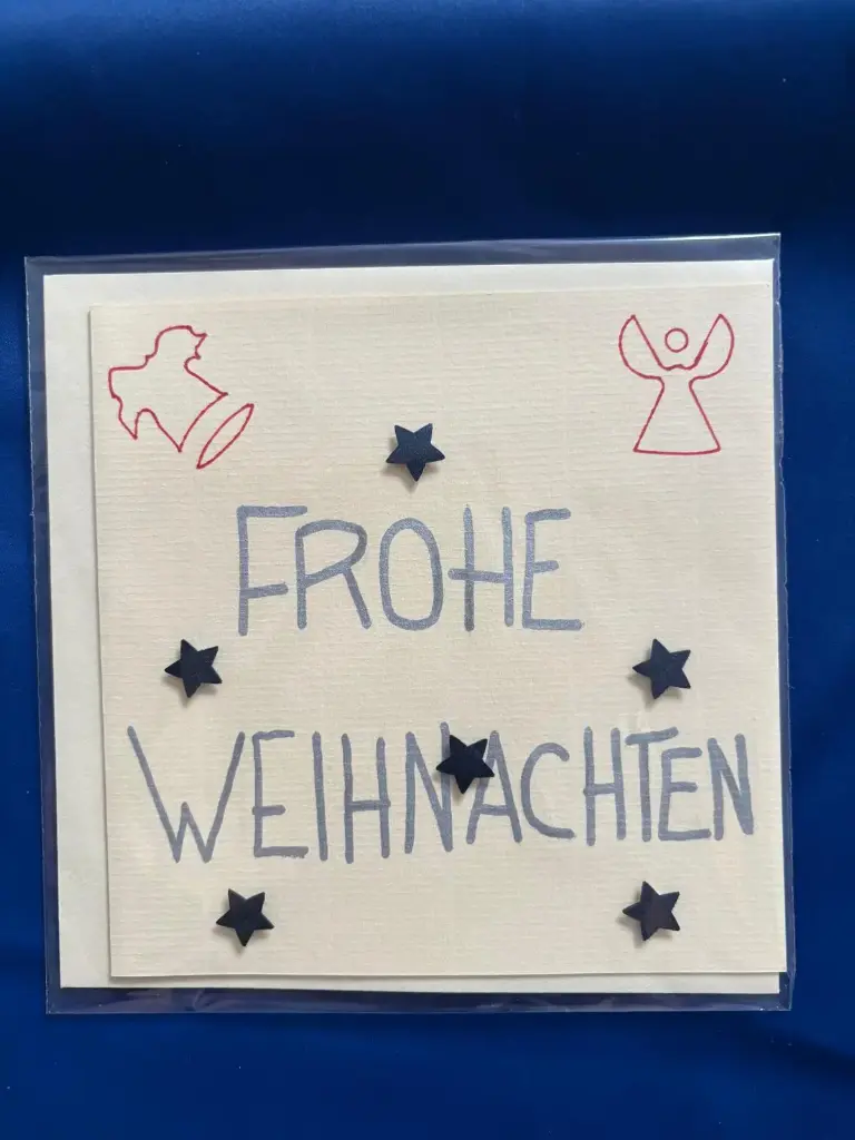 Weihnachtskarte mit einem roten Engel