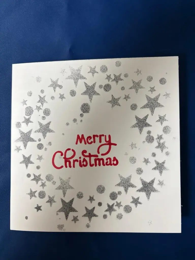 Weihnachtskarte mit schwarzen Sterne