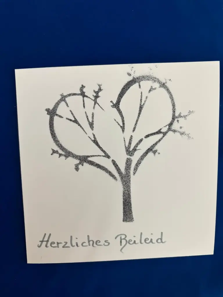 Trauerkarte mit schwarzem Baum