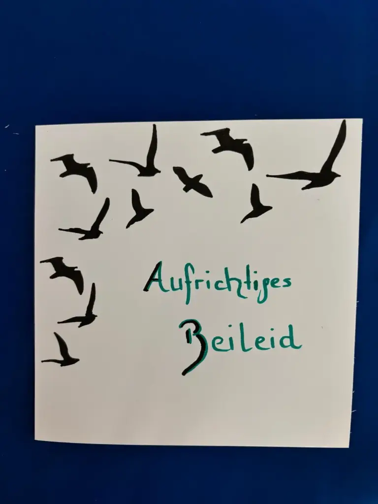 Trauerkarte mit schwarzen Vögel