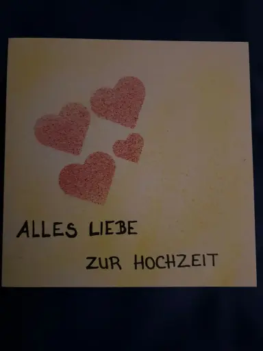 Hochzeitskarte mit roten Herzen