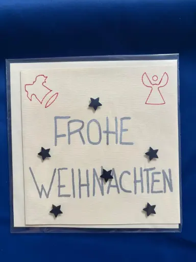 Weihnachtskarte mit einem roten Engel