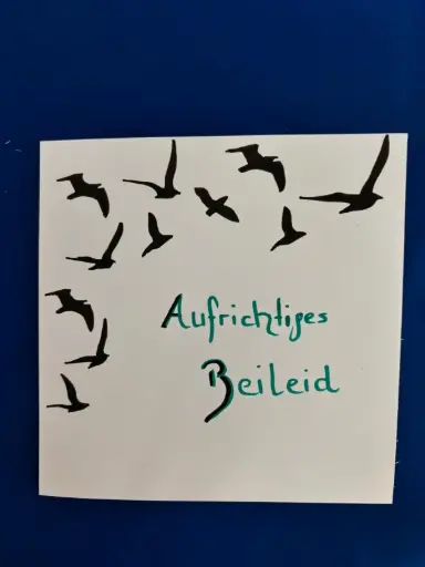 Trauerkarte mit schwarzen Vögel